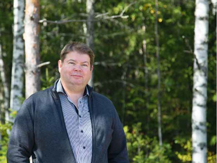 Pekka Jylhä koivumetsikön edustalla