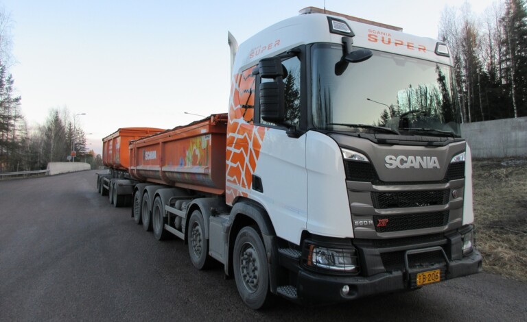SKAL Kuljetusyrittaja 2 2026_Ajossa_Scania R560 10x4_artikkelikuva